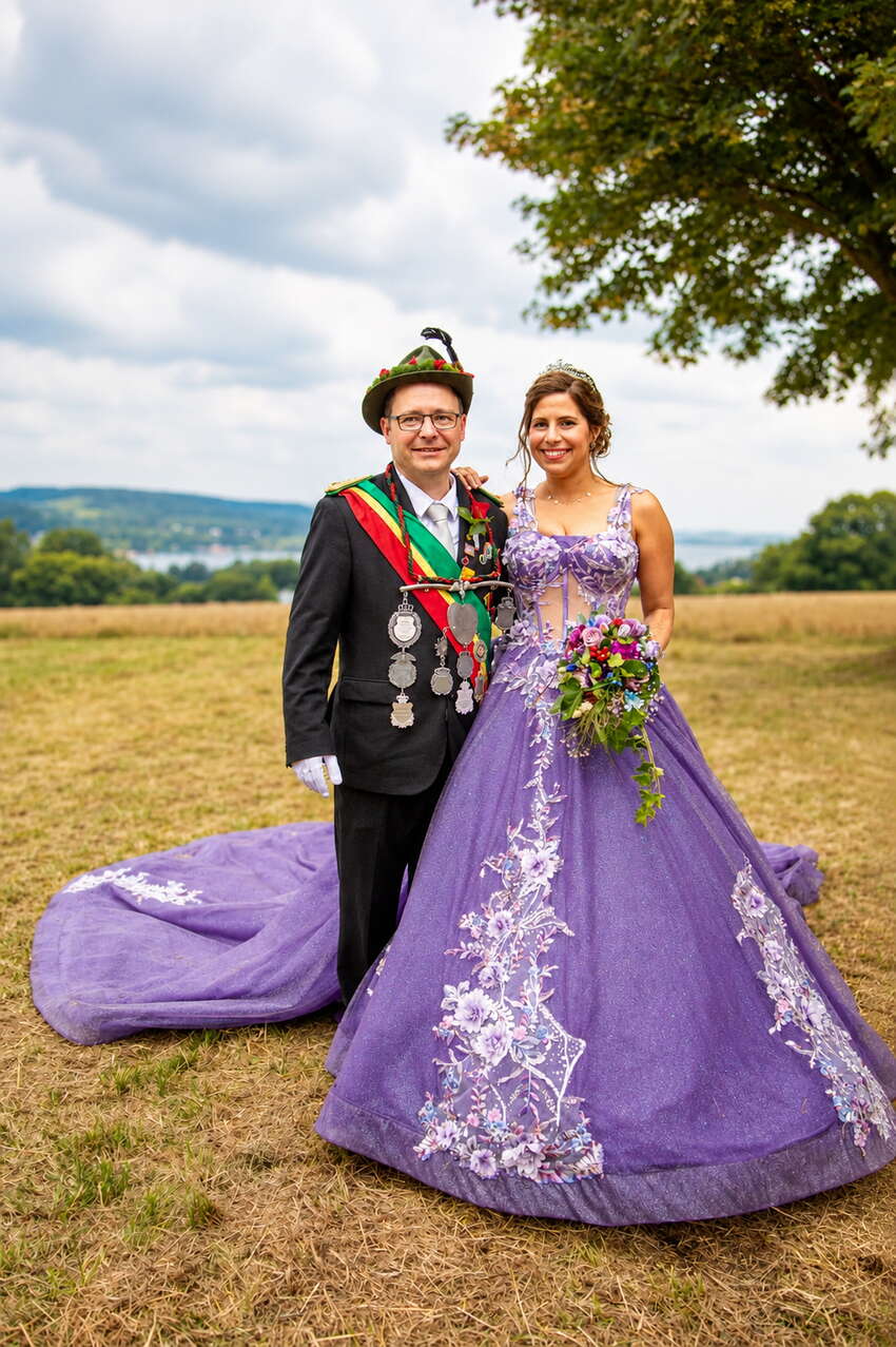 Königspaar zum Jubiläum: Michael Peck und seine Frau Christine Dankwardt feierten mit dem Jubelfest den Abschluss ihres besonderen Regentschaftsjahres. Hier stehen sie auf der Wiese des Hofes Mühlenschulte. Im Hintergrund zu sehen ist der Möhnesee.