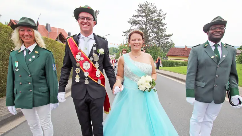 Thorsten und Anna Linnhoff sind das amtierende Königspaar in Völlinghausen. Hier machen sie halt auf der Schützenstraße kurz vor der Möhneseehalle beim Schützenfest 2026 in Körbecke. · Foto: Thomas Brüggestraße