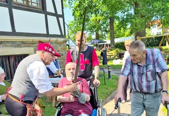 Wie schwer war ein Schwert und wie hielt man es? Unter fachkundiger Aufsicht durften das alle selber ausprobieren.