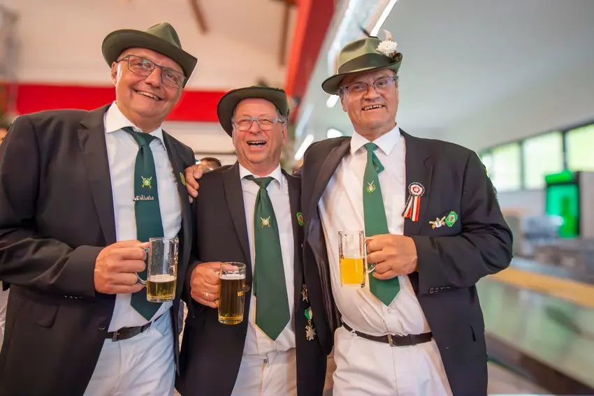 „Wir könnten glatt noch ein paar Tage weiter feiern“, das fanden diese drei Schützen. Aber leider: Der Sonntagabend war der letzte Schützenfesttag für dieses Jahr. In Wamel, um korrekt zu bleiben.