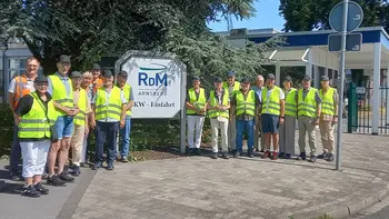 Teilnehmer der Seniorenunion Möhnesee und Mitarbeiter von RDM Arnsberg haben sich hier zu einem Erinnerungsfoto zusammengestellt. · Foto: Lisa Kemper, RDM, Assistentin der Geschäftsführung.