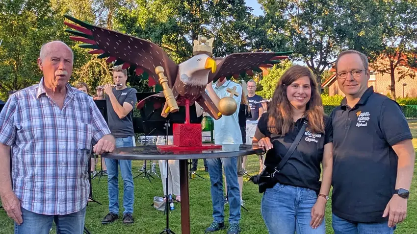 Vogelbauer Werner Nübel mit seinem aktuellsten Werk, Königin Christine Dankwardt und Schützenkönig Michael Peck (von links). Im Hintergrund spielt das Tambourkorps Stockum.  · Foto: Jakobusschützen