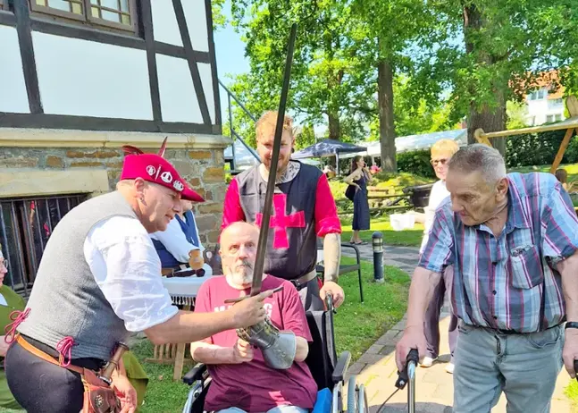 Wie schwer war ein Schwert und wie hielt man es? Unter fachkundiger Aufsicht durften das alle selber ausprobieren.