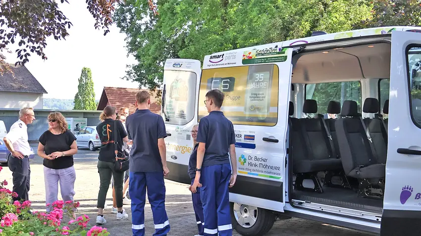 Interessierte Teilnehmer beschauen sich beim Übergabetermin auf dem Rathausparkplatz in Körbecke den neuen Gruppentransportwagen der Gemeinde-Jugendfeuerwehr. · Foto: Gemeinde Möhnesee