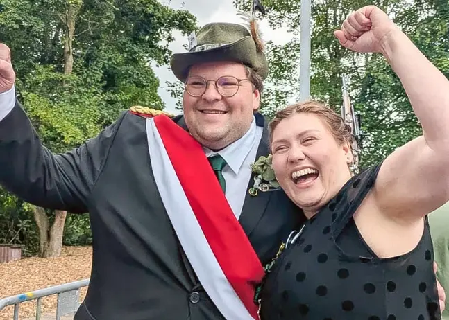 Christin Mosters und Niclas Dittrich jubeln vor dem leeren Kugelfang. · Foto: Vera Leniger