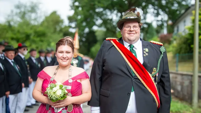Königin Christin Mosters und Prinzgemahl Niclas Dittrich führen die Sebastianus-Bruderschaft vom Heiligen Hubertus Wamel als Königspaar durch das Jubiläumsjahr: 2027 feiern die Züge 200-jähriges Bestehen. · Fotos: Thomas Brüggestraße